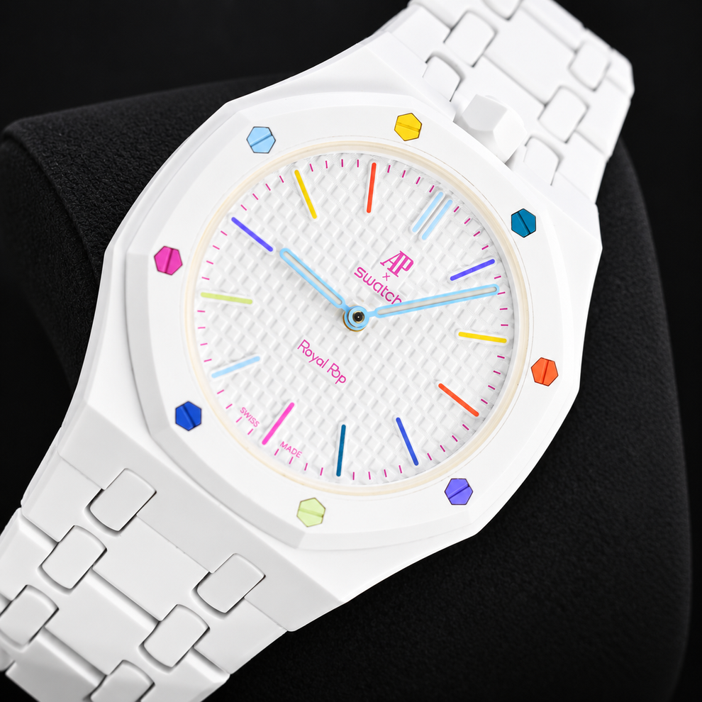 Royal Pop HUIT BLANC close-up of textured white dial, light-blue hands and multicoloured hour markers and bezel screws