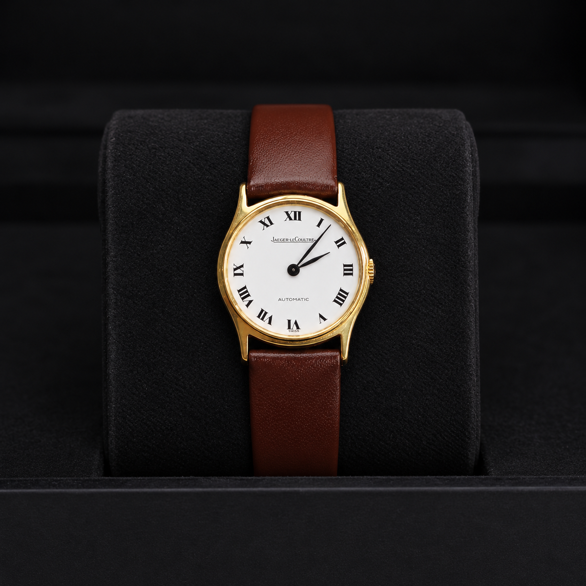 Jaeger-LeCoultre 8000-21 vintage ladies watch in 18K yellow gold