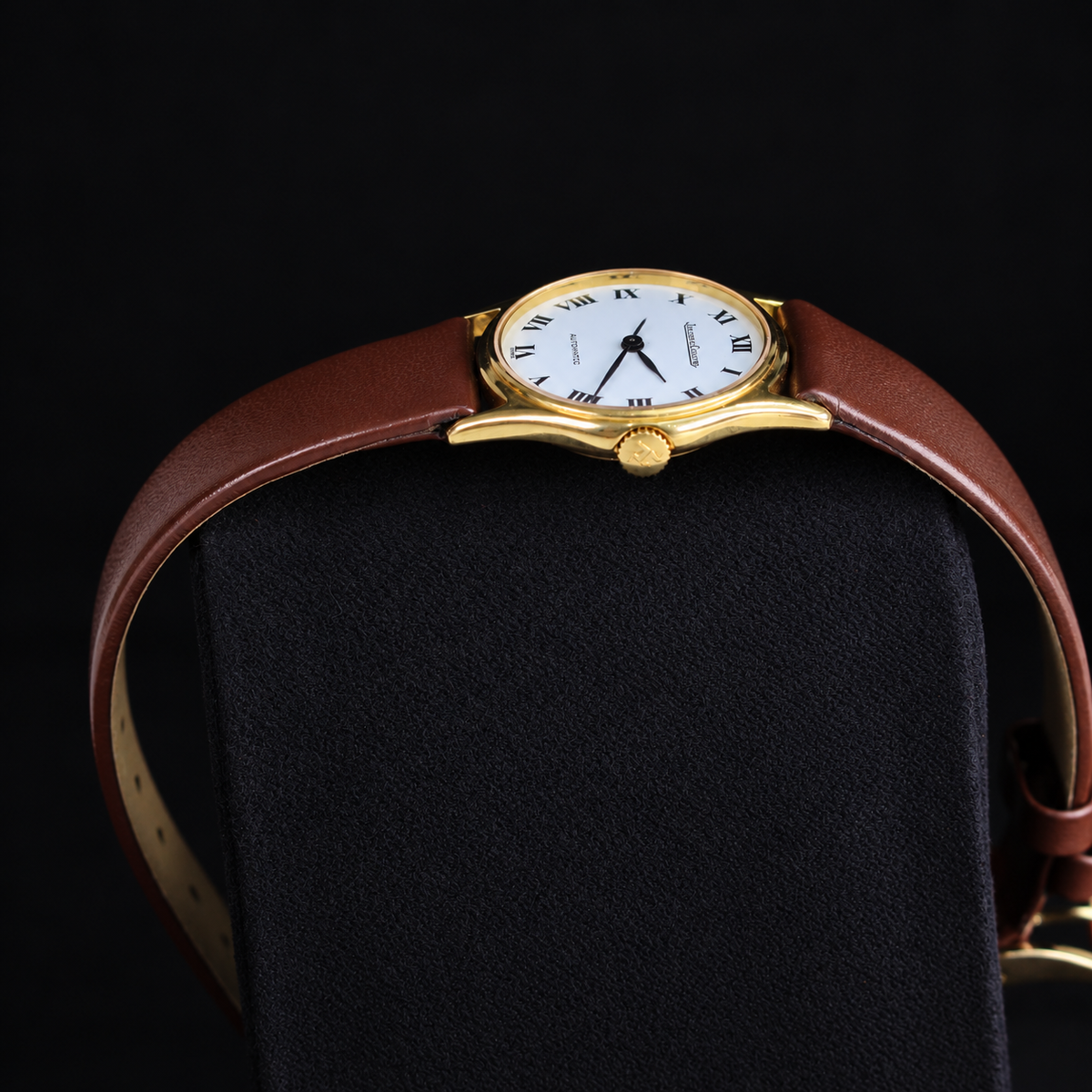 Jaeger-LeCoultre 8000-21 white dial and Roman numeral details