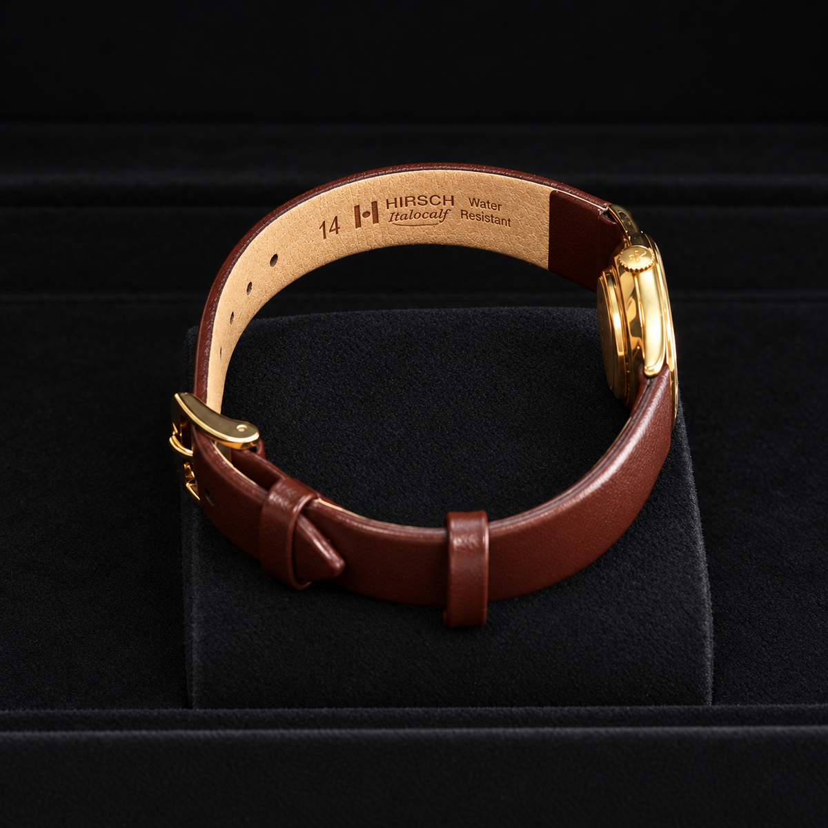 Jaeger-LeCoultre 8000-21 yellow gold vintage watch detail