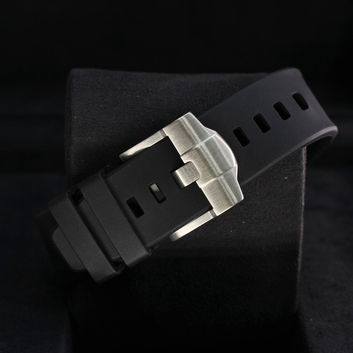 Royal Pop OCHO NEGRO black strap close-up with silver-tone pin buckle, adjustment holes and two strap keepers