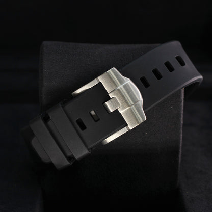 Royal Pop OCHO NEGRO black strap close-up with silver-tone pin buckle, adjustment holes and two strap keepers