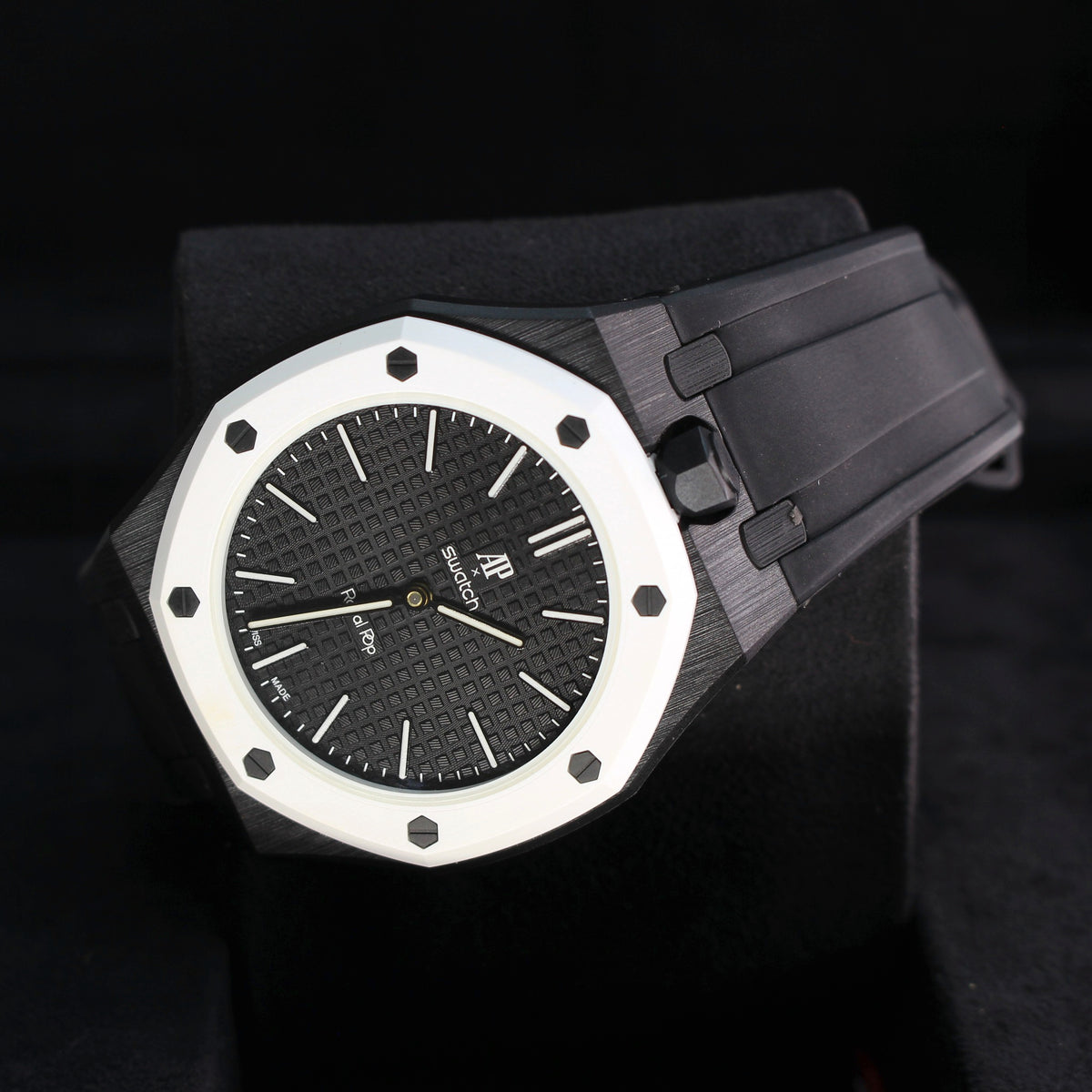 Royal Pop OCHO NEGRO diagonal close-up showing textured black dial, white hour markers, white bezel and black strap