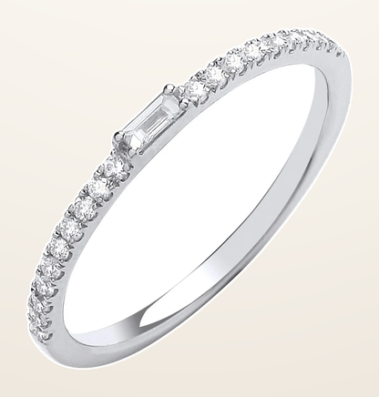 IT_ROLE:detail_crop | 9ct white gold 0.17ct ET ring with Baguette in centre