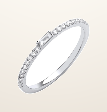 IT_ROLE:presentation_crop | 9ct white gold 0.17ct ET ring with Baguette in centre