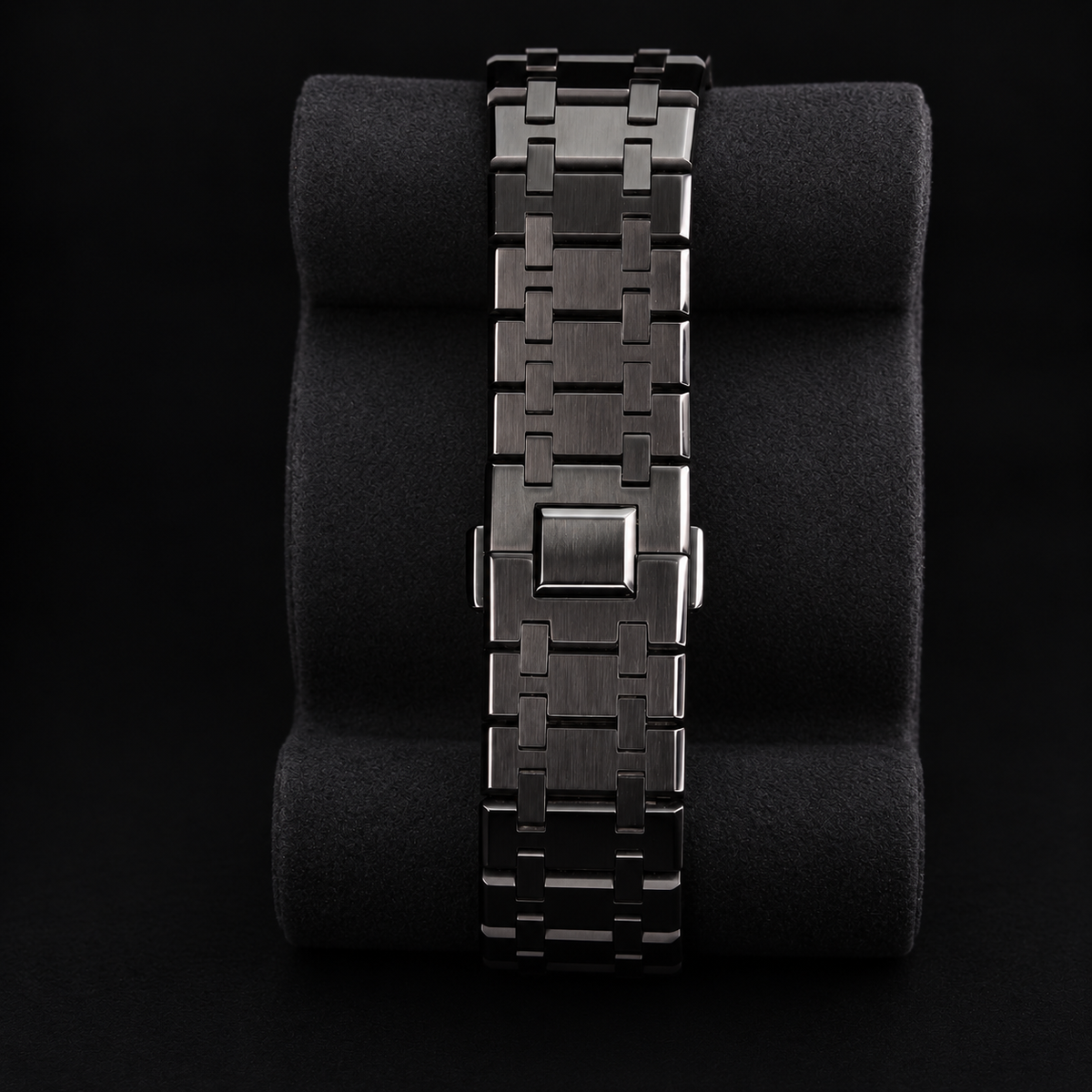 Swatch OCHO NEGRO SSX03W101N rear view of black metal bracelet and clasp