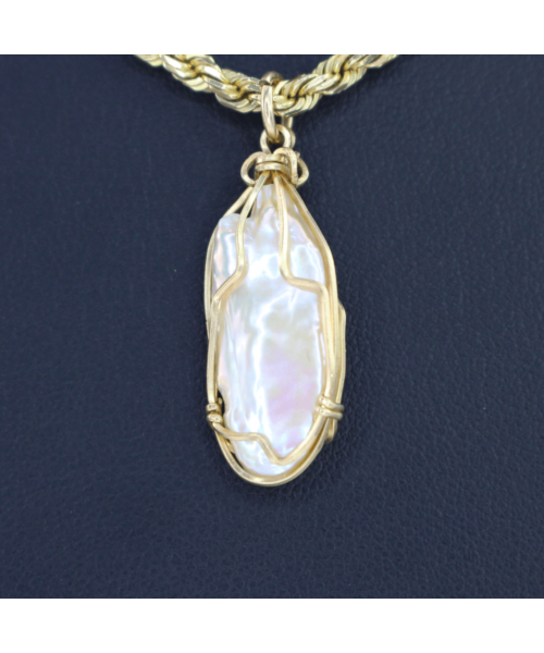 Mother-Of-Pearl Pendant 2g